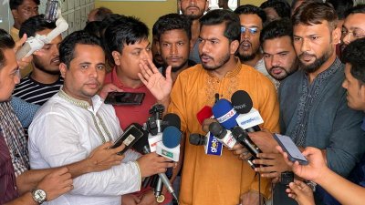 সাংবাদিকদের সঙ্গে কথা বলছেন নুরুল হক নুর
