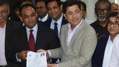 ঢাকা চেম্বার অব কমার্স অ্যান্ড ইন্ডাস্ট্রি মিলনায়তনে আয়োজিত দুই সপ্তাহব্যাপী ট্রেড লাইসেন্স সেবা বুথ স্থাপনের মাধ্যমে পাঁচ বছর মেয়াদি ট্রেড লাইসেন্স ইস্যু ও নবায়ন সুবিধার উদ্বোধন করেন মেয়র শেখ ফজলে নূর তাপস