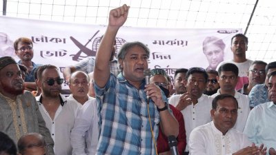 গণসংযোগকালে বক্তব্য রাখছেন মোহাম্মদ এ আরাফাত
