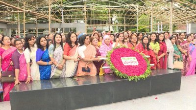 ধানমন্ডি-৩২ নম্বরে বঙ্গবন্ধুর প্রতিকৃতিতে ফুল দিয়ে শ্রদ্ধা জানায় যুব মহিলা লীগ