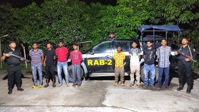 র‌্যাবের হাতে গ্রেফতার ব্যক্তিরা