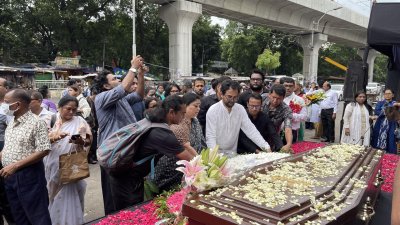 শাহবাগে প্রজন্ম চত্বরে শিপ্রা বোসের মরদেহে শ্রদ্ধা জানান সহযোদ্ধারা