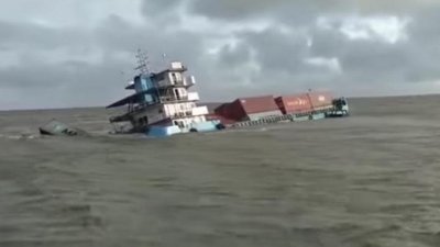 বৈরী আবহাওয়ার কবলে পড়ে দুর্ঘটনায় পতিত হয়েছে পানগাঁও এক্সপ্রেস