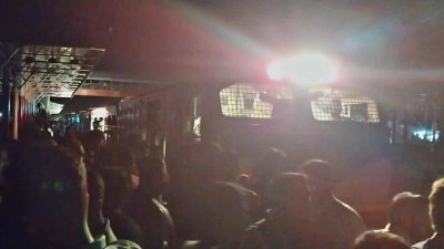 আখাউড়া স্টেশনে যাত্রীদের বিক্ষোভ