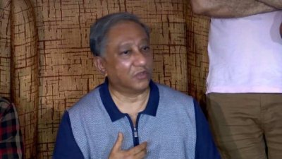 সংবাদ সম্মেলনে কথা বলছেন নাজমুল হাসান।