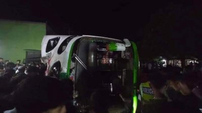দুর্ঘটনার পর উল্টে যাওয়া বাস
