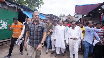 গণসংযোগকালে মোহাম্মদ এ আরাফাত