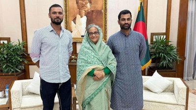 শেখ হাসিনা ও মাশরাফির সঙ্গে গণভবনে তামিম (ছবি: মাশরাফির ফেসবুক পেজ)