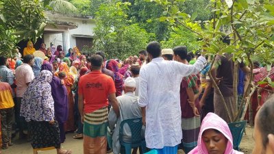 বাড়িতে মানুষের ভিড়