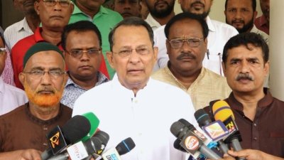 কুষ্টিয়া সার্কিট হাউজে সাংবাদিকদের সঙ্গে কথা বলেন হাসানুল হক ইনু