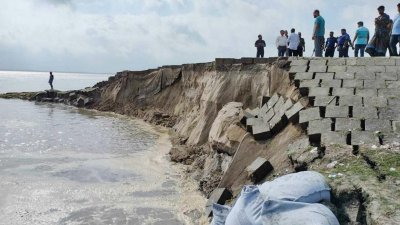 যমুনায় পানি বেড়ে ধসে গেছে বাঁধ