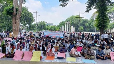 বিভিন্ন প্ল্যাকার্ড প্রদর্শন করেন আন্দোলনরত চিকিৎসকরা