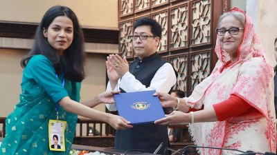 পিএমএফ তুলে দিচ্ছেন প্রধানমন্ত্রী শেখ হাসিনা (ছবি: ফোকাস বাংলা)