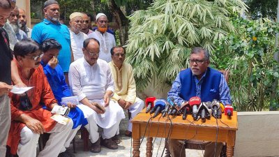 ডেঙ্গু পরিস্থিতি নিয়ে রবিবার দুপুরে মানিকগঞ্জ সদরের গড়পাড়া ইউনিয়নের চান্দহর গ্রামে সাংবাদিকদের সঙ্গে কথা বলেন স্বাস্থ্যমন্ত্রী জাহিদ মালেক