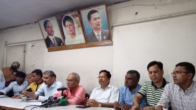 সংবাদ সম্মেলনে বক্তব্য রাখছেন রুহুল কবির রিজভী