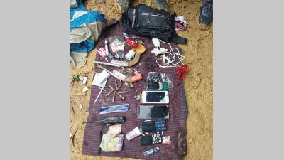 উদ্ধার হওয়া অস্ত্রসহ বিভিন্ন উপকরণ