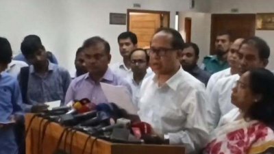 সংবাদ সম্মেলনে বক্তব্য রাখছেন সিইসি কাজী হাবিবুল আউয়াল