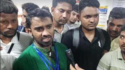 দলের নেতৃত্ব নির্বাচনের ভোট শেষে সাংবাদিকদের সঙ্গে কথা বলেন রাশেদ খান