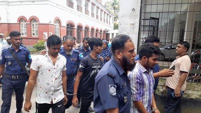 আসামিদের কারাগারে নেওয়া হচ্ছে