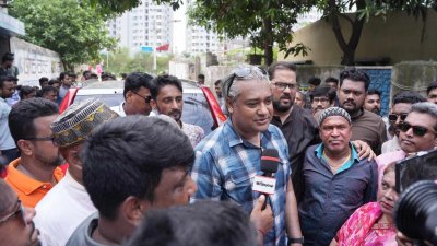 নির্বাচনি গণসংযোগকালে মোহাম্মদ এ আরাফাত