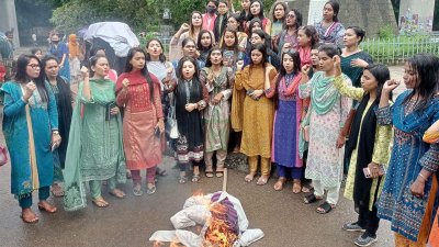 মির্জা ফখরুরের কুশপুত্তলি দাহ করেন ছাত্রলীগের নারী নেতাকর্মীরা