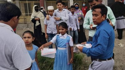 ডেঙ্গু প্রতিরোধে সচেতনতা বৃদ্ধিতে লিফলেট বিতরণ করা হচ্ছে