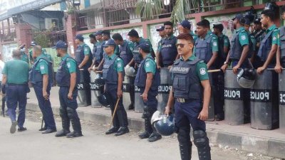 শুক্রবার সমাবেশের সময় পুলিশের সতর্ক অবস্থান