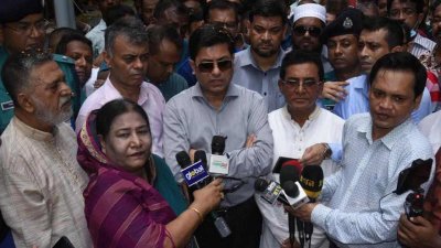 সাংবাদিকদের সঙ্গে কথা বলেন মেয়র শেখ ফজলে নূর তাপস