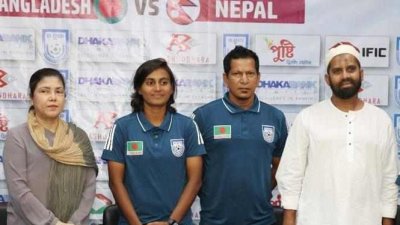 অধিনায়ক সাবিনা খাতুন (বাম থেকে দ্বিতীয়), সঙ্গে সহকারী কোচ মাহবুবুর রহমান লিটু (বাম থেকে তৃতীয়)
