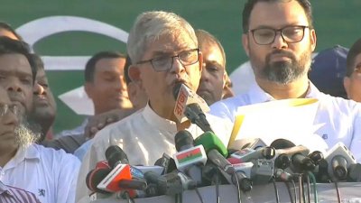 বিএনপির সমাবেশে বক্তব্য রাখছেন মির্জা ফখরুল ইসলাম আলমগীর