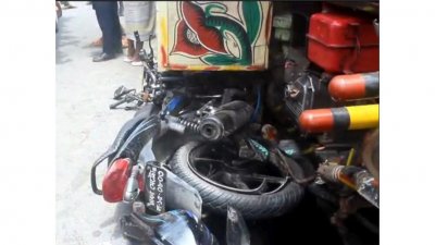 নসিমনের নিচে চাপা পড়ে মোটরসাইকেলটি