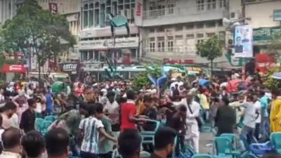 আ.লীগের শান্তি সমাবেশে চেয়ার ছোড়াছুড়ি (ছবি: সংগৃহীত)