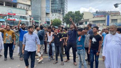 সড়ক অবরোধ করে বিক্ষোভ করছেন ব্যবসায়ীরা
