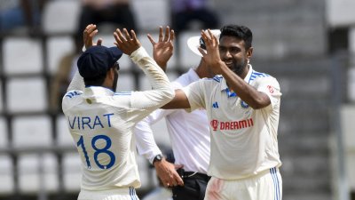 ৫ উইকেট নিয়েছেন অশ্বিন।