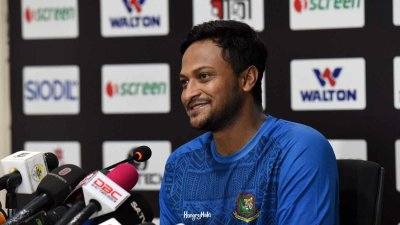 সংবাদ সম্মেলনে সাকিব আল হাসান।