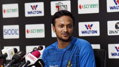 সংবাদ সম্মেলনে কথা বলছেন সাকিব আল হাসান।