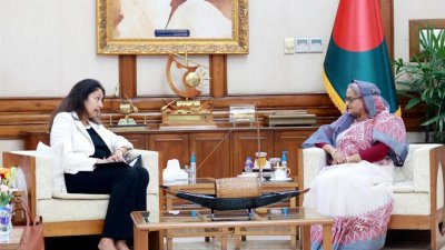 গণভবনে প্রধানমন্ত্রী শেখ হাসিনার সঙ্গে সাক্ষাৎ করেন যুক্তরাষ্ট্রের গণতন্ত্র, মানবাধিকার ও বেসামরিক নিরাপত্তাবিষয়ক আন্ডার সেক্রেটারি উজরা জেয়া, ছবি: ফোকাস বাংলা