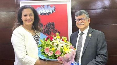 পররাষ্ট্র সচিব মাসুদ বিন মোমেনের সঙ্গে উজরা জেয়া (ফাইল ছবি)