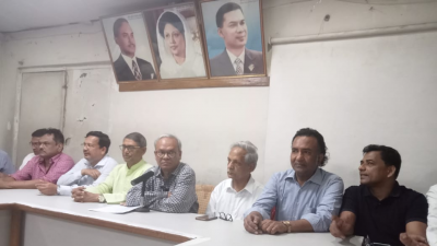 সংবাদ সম্মেলনে বক্তব্য রাখছেন রুহুল কবির রিজভী আহমেদ