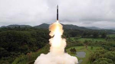 নতুন আন্তঃমহাদেশীয় ব্যালিস্টিক ক্ষেপণাস্ত্রের সফল পরীক্ষা চালনোর দাবি করছে উত্তর কোরিয়া। ছবি: রয়টার্স