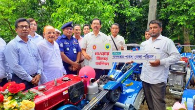 কৃষি সরঞ্জাম বিতরণ করছেন মন্ত্রী