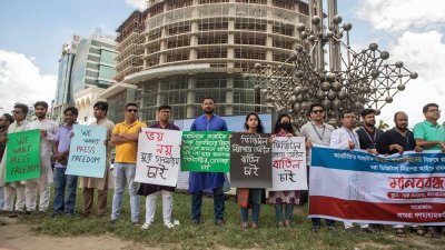 সংবাদ সম্মেলনে সাংবাদিক নেতারা (ছবি: সাজ্জাদ হোসেন)
