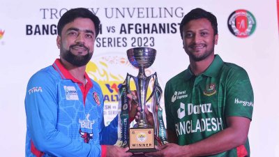 টি-টোয়েন্টি সিরিজের ট্রফি হাতে রশিদ খান ও সাকিব আল হাসান।