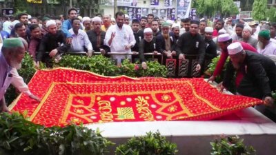 বিপুলসংখ্যক নেতাকর্মী কবরে পুষ্পমাল্য অর্পণ ও শ্রদ্ধা নিবেদন করেন