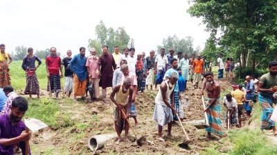 স্বেচ্ছায় রাস্তা নির্মাণ করছেন এলাকাবাসী