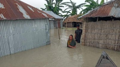 বাড়িঘরে উঠেছে পানি