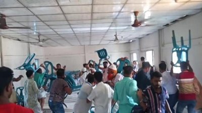 থানার সভাকক্ষে দুই পক্ষের সংঘর্ষ