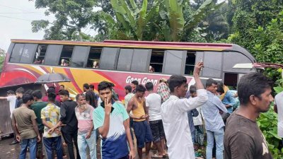 যাত্রীবাহী বাসের সঙ্গে সংঘর্ষে বালুবোঝাই ট্রলির চালক ও সহকারীসহ তিন জন নিহত