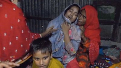 মায়ের কান্না দেখে ছেলে আবদুল্লাহ বারবার জিজ্ঞেস করছে, ‘মা তুমি কাঁদো কেন? কি হইছে বাবার?