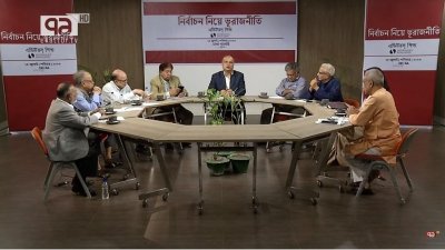 এডিটরস গিল্ডের সভাপতি মোজাম্মেল বাবু গোলটেবিল বৈঠকটি সঞ্চালনা করেন